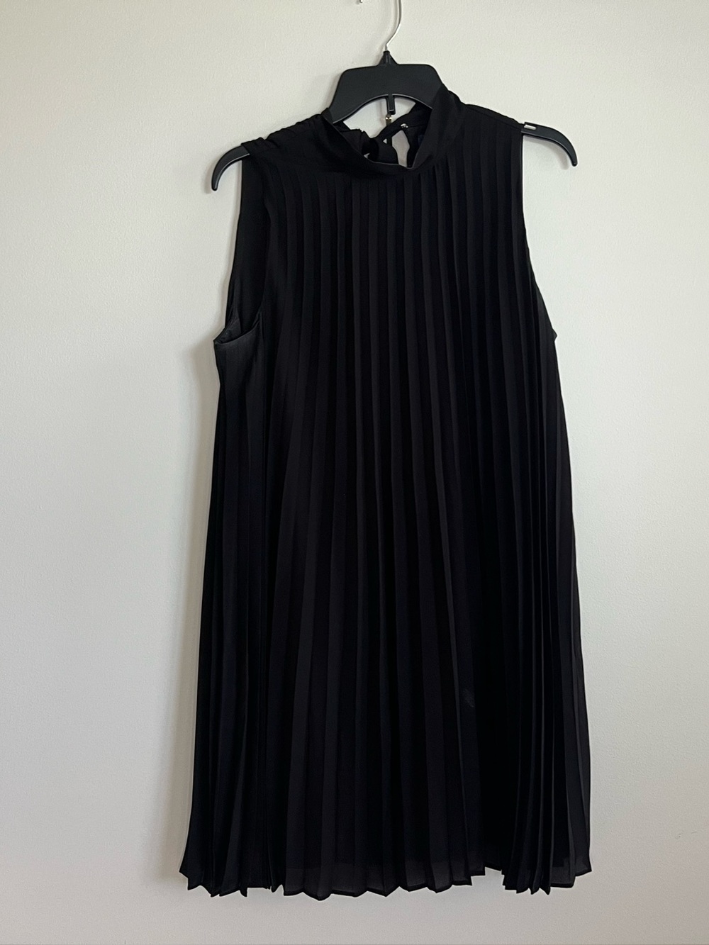 Kaari Blue Sleeveless Pleated Black Shift Dress
